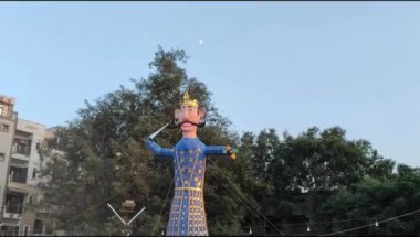 Dussehra festivali sırasında Dussehra 'da, Hindistan, Delhi' de Ramleela 'da, Ravana' nın büyük heykeli, Dussera Fuarı sırasında, Lord Rama 'nın zaferini kutlamak için ateşlendi.