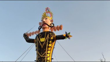 Dussehra festivali sırasında Dussehra 'da, Hindistan, Delhi' de Ramleela 'da, Ravana' nın büyük heykeli, Dussera Fuarı sırasında, Lord Rama 'nın zaferini kutlamak için ateşlendi.