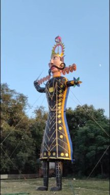 Dussehra festivali sırasında Dussehra 'da, Hindistan, Delhi' de Ramleela 'da, Ravana' nın büyük heykeli, Dussera Fuarı sırasında, Lord Rama 'nın zaferini kutlamak için ateşlendi.