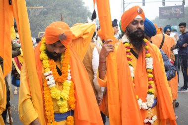 Delhi, Hindistan, 15 Ağustos 2024 - Doğu Delhi bölgesinde Guru Nanak Dev, Nagar Kirtan 'ın doğum günü dolayısıyla geleneksel Nagar Kirtan, geleneksel Nagar geçit töreninde Sihler gatka ve dövüş sanatları sergiliyor