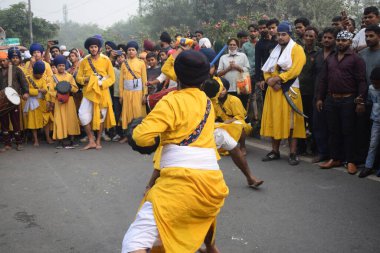 Delhi, Hindistan, 15 Ağustos 2024 - Doğu Delhi bölgesinde Guru Nanak Dev, Nagar Kirtan 'ın doğum günü dolayısıyla geleneksel Nagar Kirtan, geleneksel Nagar geçit töreninde Sihler gatka ve dövüş sanatları sergiliyor
