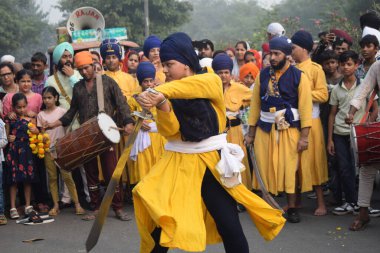 Delhi, Hindistan, 15 Ağustos 2024 - Doğu Delhi bölgesinde Guru Nanak Dev, Nagar Kirtan 'ın doğum günü dolayısıyla geleneksel Nagar Kirtan, geleneksel Nagar geçit töreninde Sihler gatka ve dövüş sanatları sergiliyor