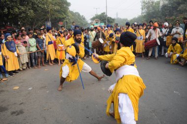 Delhi, Hindistan, 15 Ağustos 2024 - Doğu Delhi bölgesinde Guru Nanak Dev, Nagar Kirtan 'ın doğum günü dolayısıyla geleneksel Nagar Kirtan, geleneksel Nagar geçit töreninde Sihler gatka ve dövüş sanatları sergiliyor
