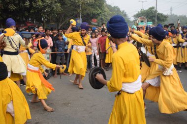 Delhi, Hindistan, 15 Ağustos 2024 - Doğu Delhi bölgesinde Guru Nanak Dev, Nagar Kirtan 'ın doğum günü dolayısıyla geleneksel Nagar Kirtan, geleneksel Nagar geçit töreninde Sihler gatka ve dövüş sanatları sergiliyor
