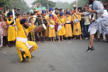 Delhi, Hindistan, 15 Ağustos 2024 - Doğu Delhi bölgesinde Guru Nanak Dev, Nagar Kirtan 'ın doğum günü dolayısıyla geleneksel Nagar Kirtan, geleneksel Nagar geçit töreninde Sihler gatka ve dövüş sanatları sergiliyor