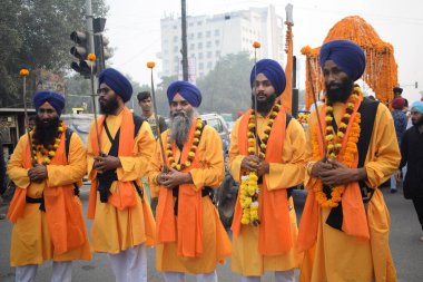 Delhi, Hindistan, 15 Ağustos 2024 - Doğu Delhi bölgesinde Guru Nanak Dev, Nagar Kirtan 'ın doğum günü dolayısıyla geleneksel Nagar Kirtan, geleneksel Nagar geçit töreninde Sihler gatka ve dövüş sanatları sergiliyor