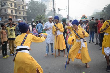 Delhi, Hindistan, 15 Ağustos 2024 - Doğu Delhi bölgesinde Guru Nanak Dev, Nagar Kirtan 'ın doğum günü dolayısıyla geleneksel Nagar Kirtan, geleneksel Nagar geçit töreninde Sihler gatka ve dövüş sanatları sergiliyor