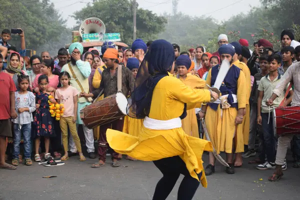 Delhi, Hindistan, 15 Ağustos 2024 - Doğu Delhi bölgesinde Guru Nanak Dev, Nagar Kirtan 'ın doğum günü dolayısıyla geleneksel Nagar Kirtan, geleneksel Nagar geçit töreninde Sihler gatka ve dövüş sanatları sergiliyor