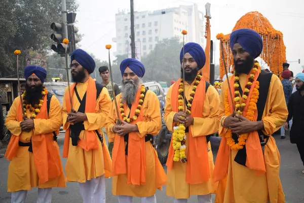 Delhi, Hindistan, 15 Ağustos 2024 - Doğu Delhi bölgesinde Guru Nanak Dev, Nagar Kirtan 'ın doğum günü dolayısıyla geleneksel Nagar Kirtan, geleneksel Nagar geçit töreninde Sihler gatka ve dövüş sanatları sergiliyor