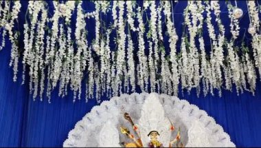 Tanrıça Durga, geleneksel görünüşüyle Jhilmil Kolonisi Delhi 'de, Durga Puja Idol' da, Hindistan 'ın en büyük Hindu festivali