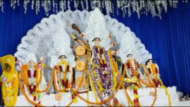 Tanrıça Durga, geleneksel görünüşüyle Jhilmil Kolonisi Delhi 'de, Durga Puja Idol' da, Hindistan 'ın en büyük Hindu festivali