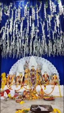 Tanrıça Durga, geleneksel görünüşüyle Jhilmil Kolonisi Delhi 'de, Durga Puja Idol' da, Hindistan 'ın en büyük Hindu festivali