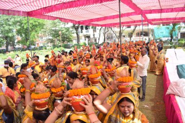 Yeni Delhi, Hindistan 25 Temmuz 2024 - Jagannath Tapınağı sırasında Kalaşlı kadınlar Mangal Kalash Yatra, Hintli Hintli dindarlar üzerinde hindistancevizi olan toprak kapları taşıyorlar