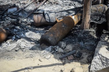Çocuk yuvası hastanesinde gece yarısı yangın çıktı. Doğu Delhi, Hindistan 'da oksijen tüpü patladığında. Hastanedeki yangın tüm hastanenin yok olduğu yerde.