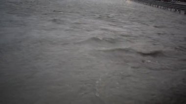 Ganga, Haridwar, Uttarakhand, Hindistan 'daki Har Ki Paudi' de görüldü. Ganga Nehri, Hindistan 'ın Ganj nehri üzerindeki Haridwar Vadisi' ndeki Hindular için en kutsal nehirdir.