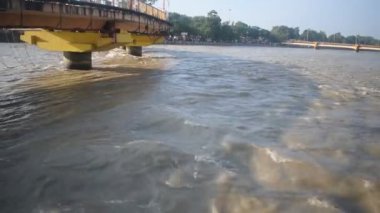Ganga, Haridwar, Uttarakhand, Hindistan 'daki Har Ki Paudi' de görüldü. Ganga Nehri, Hindistan 'ın Ganj nehri üzerindeki Haridwar Vadisi' ndeki Hindular için en kutsal nehirdir.