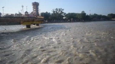 Ganga, Haridwar, Uttarakhand, Hindistan 'daki Har Ki Paudi' de görüldü. Ganga Nehri, Hindistan 'ın Ganj nehri üzerindeki Haridwar Vadisi' ndeki Hindular için en kutsal nehirdir.