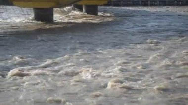 Ganga, Haridwar, Uttarakhand, Hindistan 'daki Har Ki Paudi' de görüldü. Ganga Nehri, Hindistan 'ın Ganj nehri üzerindeki Haridwar Vadisi' ndeki Hindular için en kutsal nehirdir.