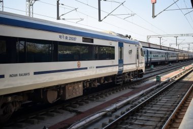 Delhi, Hindistan, Haziran 09 2024 - Vande Bharat Ekspres treni Delhi 'den Anand Vihar tren istasyonundan Dehradun' a gidiyor, Vande Bharat Hindistan 'ın en hızlı treni
