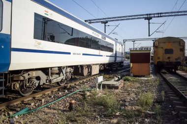 Delhi, Hindistan, Haziran 09 2024 - Vande Bharat Ekspres treni Delhi 'den Anand Vihar tren istasyonundan Dehradun' a gidiyor, Vande Bharat Hindistan 'ın en hızlı treni