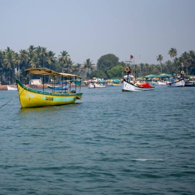 Goa, Hindistan 'daki Arap denizinde uzun kuyruklu motorlu tekneden inanılmaz manzara, motorlu ahşap tekneden okyanus manzarası