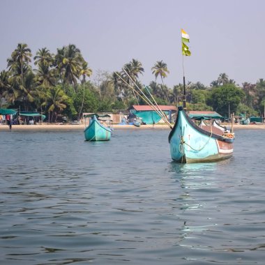 Goa, Hindistan 'daki Arap denizinde uzun kuyruklu motorlu tekneden inanılmaz manzara, motorlu ahşap tekneden okyanus manzarası