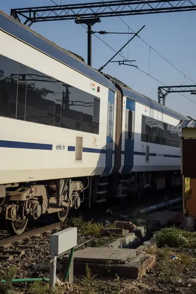 Delhi, Hindistan, Haziran 09 2024 - Vande Bharat Ekspres treni Delhi 'den Anand Vihar tren istasyonundan Dehradun' a gidiyor, Vande Bharat Hindistan 'ın en hızlı treni