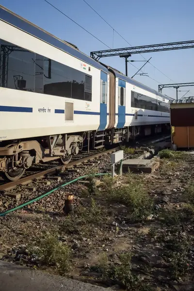 Delhi, Hindistan, Haziran 09 2024 - Vande Bharat Ekspres treni Delhi 'den Anand Vihar tren istasyonundan Dehradun' a gidiyor, Vande Bharat Hindistan 'ın en hızlı treni