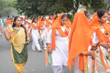 Delhi, Hindistan, 15 Ağustos 2024 - Doğu Delhi bölgesinde Guru Nanak Dev, Nagar Kirtan 'ın doğum günü dolayısıyla geleneksel Nagar Kirtan, geleneksel Nagar geçit töreninde Sihler gatka ve dövüş sanatları sergiliyor