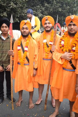 Delhi, Hindistan, 15 Ağustos 2024 - Doğu Delhi bölgesinde Guru Nanak Dev, Nagar Kirtan 'ın doğum günü dolayısıyla geleneksel Nagar Kirtan, geleneksel Nagar geçit töreninde Sihler gatka ve dövüş sanatları sergiliyor