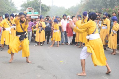 Delhi, Hindistan, 15 Ağustos 2024 - Doğu Delhi bölgesinde Guru Nanak Dev, Nagar Kirtan 'ın doğum günü dolayısıyla geleneksel Nagar Kirtan, geleneksel Nagar geçit töreninde Sihler gatka ve dövüş sanatları sergiliyor