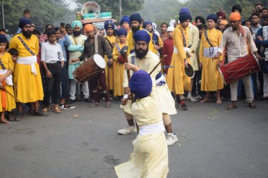 Delhi, Hindistan, 15 Ağustos 2024 - Doğu Delhi bölgesinde Guru Nanak Dev, Nagar Kirtan 'ın doğum günü dolayısıyla geleneksel Nagar Kirtan, geleneksel Nagar geçit töreninde Sihler gatka ve dövüş sanatları sergiliyor