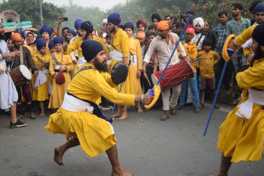 Delhi, Hindistan, 15 Ağustos 2024 - Doğu Delhi bölgesinde Guru Nanak Dev, Nagar Kirtan 'ın doğum günü dolayısıyla geleneksel Nagar Kirtan, geleneksel Nagar geçit töreninde Sihler gatka ve dövüş sanatları sergiliyor