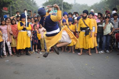 Delhi, Hindistan, 15 Ağustos 2024 - Doğu Delhi bölgesinde Guru Nanak Dev, Nagar Kirtan 'ın doğum günü dolayısıyla geleneksel Nagar Kirtan, geleneksel Nagar geçit töreninde Sihler gatka ve dövüş sanatları sergiliyor