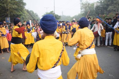 Delhi, Hindistan, 15 Ağustos 2024 - Doğu Delhi bölgesinde Guru Nanak Dev, Nagar Kirtan 'ın doğum günü dolayısıyla geleneksel Nagar Kirtan, geleneksel Nagar geçit töreninde Sihler gatka ve dövüş sanatları sergiliyor