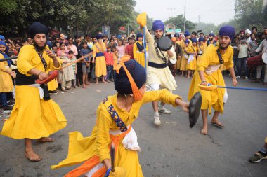 Delhi, Hindistan, 15 Ağustos 2024 - Doğu Delhi bölgesinde Guru Nanak Dev, Nagar Kirtan 'ın doğum günü dolayısıyla geleneksel Nagar Kirtan, geleneksel Nagar geçit töreninde Sihler gatka ve dövüş sanatları sergiliyor