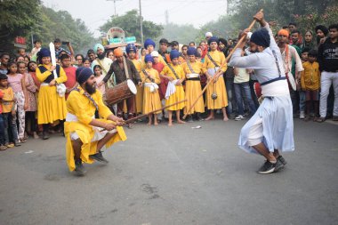 Delhi, Hindistan, 15 Ağustos 2024 - Doğu Delhi bölgesinde Guru Nanak Dev, Nagar Kirtan 'ın doğum günü dolayısıyla geleneksel Nagar Kirtan, geleneksel Nagar geçit töreninde Sihler gatka ve dövüş sanatları sergiliyor