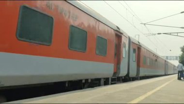 Delhi, Hindistan, 22 Kasım - Anand Vihar tren istasyonundan kalkan Hint tren treni, Delhi tren istasyonundaki Renkli Yük treni