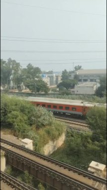 Delhi, Hindistan, 22 Kasım - Anand Vihar tren istasyonundan kalkan Hint tren treni, Delhi tren istasyonundaki Renkli Yük treni