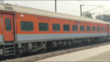 Delhi, Hindistan, 22 Kasım - Anand Vihar tren istasyonundan kalkan Hint tren treni, Delhi tren istasyonundaki Renkli Yük treni