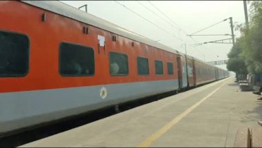 Delhi, Hindistan, 22 Kasım - Anand Vihar tren istasyonundan kalkan Hint tren treni, Delhi tren istasyonundaki Renkli Yük treni