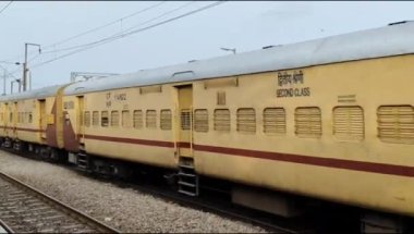 Delhi, Hindistan, 22 Kasım - Anand Vihar tren istasyonundan kalkan Hint tren treni, Delhi tren istasyonundaki Renkli Yük treni