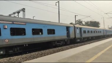 Delhi, Hindistan, 22 Kasım - Anand Vihar tren istasyonundan kalkan Hint tren treni, Delhi tren istasyonundaki Renkli Yük treni