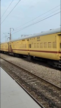 Delhi, Hindistan, 22 Kasım - Anand Vihar tren istasyonundan kalkan Hint tren treni, Delhi tren istasyonundaki Renkli Yük treni