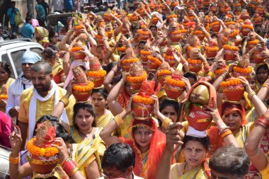 Yeni Delhi, Hindistan 25 Temmuz 2024 - Jagannath Tapınağı sırasında Kalaşlı kadınlar Mangal Kalash Yatra, Hintli Hintli dindarlar üzerinde hindistancevizi olan toprak kapları taşıyorlar