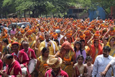 Yeni Delhi, Hindistan 25 Temmuz 2024 - Jagannath Tapınağı sırasında Kalaşlı kadınlar Mangal Kalash Yatra, Hintli Hintli dindarlar üzerinde hindistancevizi olan toprak kapları taşıyorlar
