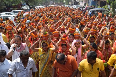 Yeni Delhi, Hindistan 25 Temmuz 2024 - Jagannath Tapınağı sırasında Kalaşlı kadınlar Mangal Kalash Yatra, Hintli Hintli dindarlar üzerinde hindistancevizi olan toprak kapları taşıyorlar