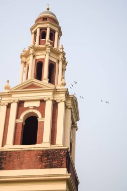 Connaught Place, Delhi, Hindistan 'daki Sacred Heart Katedrali. Orta Delhi' deki Katedral Kilisesi 'nin dışındaki güzel mimari manzara.