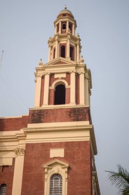 Connaught Place, Delhi, Hindistan 'daki Sacred Heart Katedrali. Orta Delhi' deki Katedral Kilisesi 'nin dışındaki güzel mimari manzara.