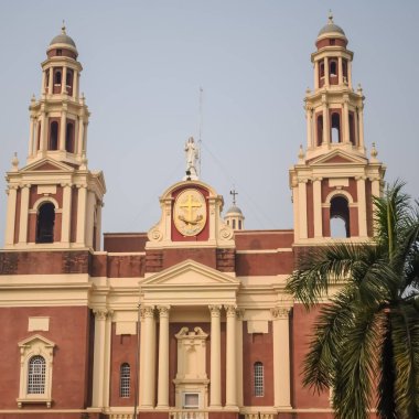 Connaught Place, Delhi, Hindistan 'daki Sacred Heart Katedrali. Orta Delhi' deki Katedral Kilisesi 'nin dışındaki güzel mimari manzara.
